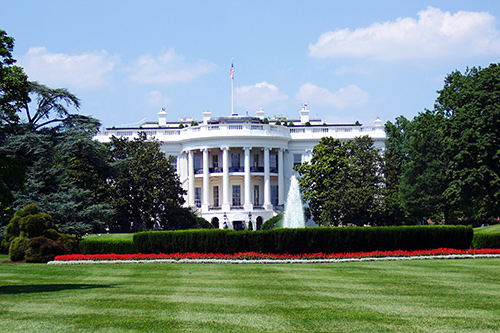 Picture of the White House and front lawn