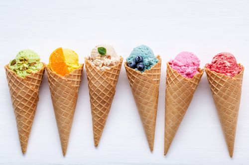 6 ice cream cones in a row with different ice cream flavors